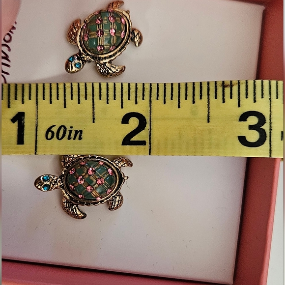 BETSEY JOHNSON New in Box Turtle post Stud Earrings Gold tone - Picture 8 of 8